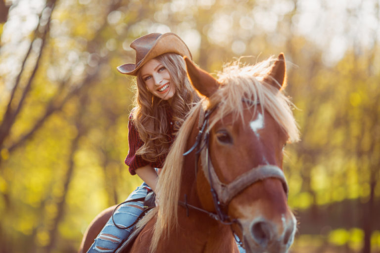 Montar a caballo a la inglesa o al estilo occidental