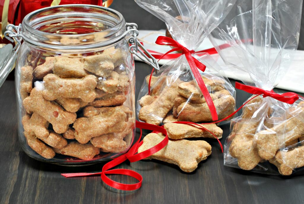 Kekse für den Hunde-Adventskalender zum selber basteln. Hundekekse in Verpackung